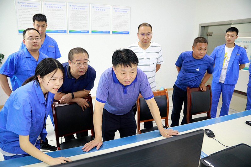 熊良虎在镇安污水处理厂调研时指出：以守护人民群众喝上清洁的水、、放心的水为出发点，，助力打好碧水守卫战