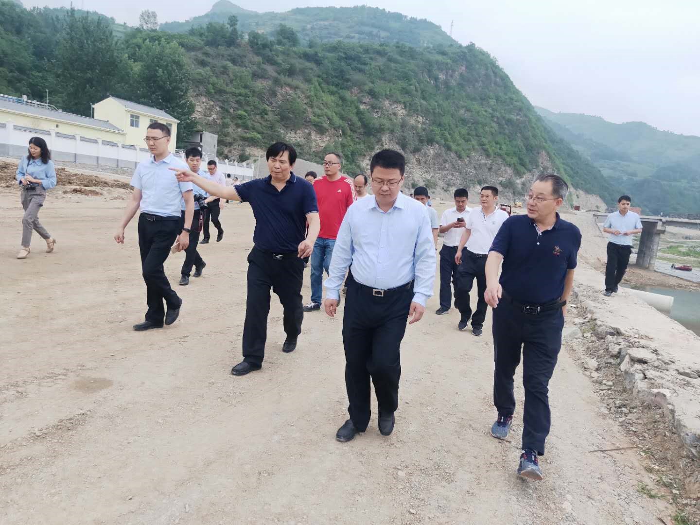 商洛市市委副书记李豫琦带队调研水情形公司户家塬污水处理厂项目建设事情.jpg