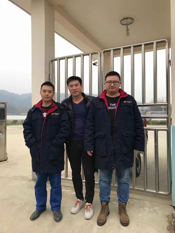 老人翻出大桥护栏欲轻生！！危急时刻水情形公司职工一把拽住