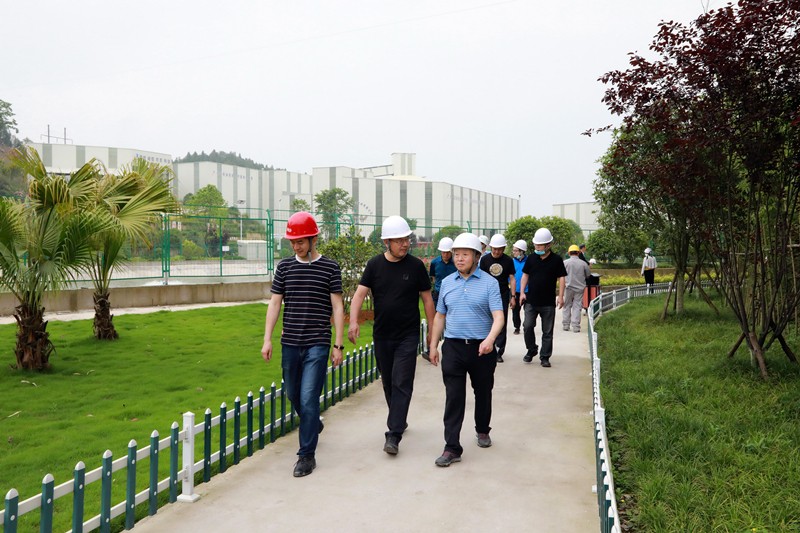 熊良虎在重庆市中科大业集团考察时强调：：：坚持生态优先战略，念好生态经、、、走好扶贫路