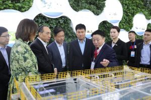 陕西省人大常委会副主任、、、省总工会主席郭大为一行旅行我公司笔直流迷宫手艺